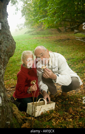 Germania, Baden-Württemberg, montagne sveve, nonno e nipote alla ricerca di funghi nella foresta, ritratto Foto Stock