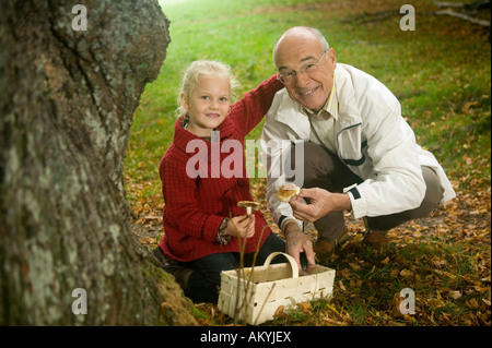 Germania, Baden-Württemberg, montagne sveve, nonno e nipote alla ricerca di funghi nella foresta, ritratto Foto Stock