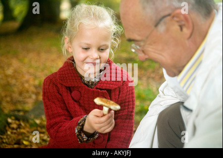 Germania, Baden-Württemberg, montagne sveve, nonno e nipote alla ricerca di funghi nella foresta, ritratto Foto Stock