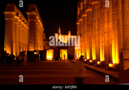 Luxor sul Nilo in Egitto. Pianta del Tempio di Luxor. Peristilio corte interna. Sullo sfondo la Abu-al-Haggag-Mosque, Luxor, EG Foto Stock