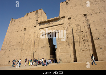 Al tempio di Horus - il tempio meglio conservato impianto in Egitto. Traliccio in zona di ingresso, Edfu, Egitto Foto Stock