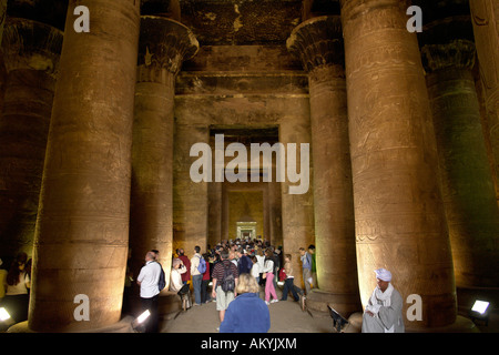 Al tempio di Horus - il tempio meglio conservato impianto in Egitto. Traliccio in zona di ingresso, Edfu, Egitto Foto Stock