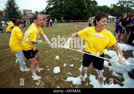 Le persone che hanno preso parte ad una divertente giornata di sport e giochi, Londra, Regno Unito. Foto Stock