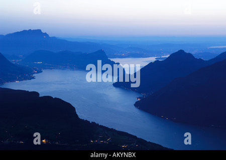 Atmosfera serale dal Fronalpstock con vista sul lago di Lucerna, Svizzera Foto Stock