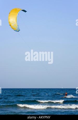 Il kite surf nella baia di Pollenca, Maiorca, Baleari, Spagna Foto Stock