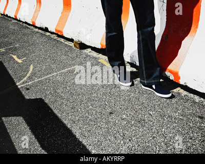 Le gambe della giovane donna in denim percorrendo a piedi il marciapiede Manhattan New York City Foto Stock