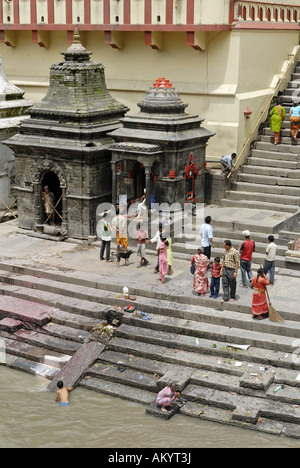 Luogo di cremazione, Ghats, di Pashupatinath al sacro fiume Bagmati, Kathmandu, Nepal Foto Stock