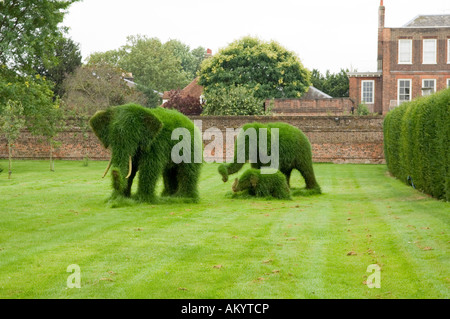 Erba elefante sculture sul prato di Petersham country estate Foto Stock