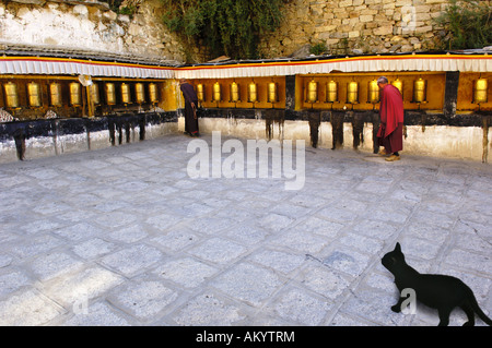 Mulini di preghiera, monastero di Drepung vicino a Lhasa, in Tibet, in Asia Foto Stock