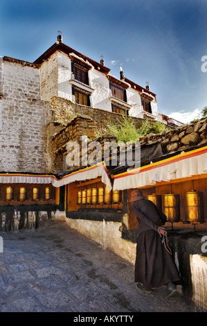 Mulini di preghiera, monastero di Drepung vicino a Lhasa, in Tibet, in Asia Foto Stock