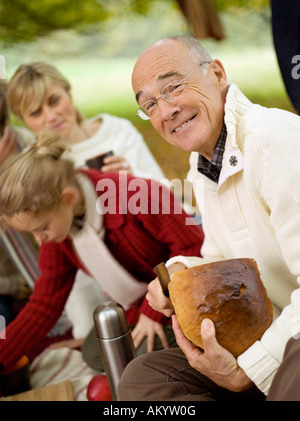 Germania, Baden-Württemberg, montagne sveve, tre generazioni la famiglia avente picnic in foresta Foto Stock