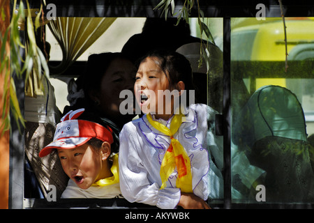 I bambini in un bus, Monastero di Samye vicino a Lhasa, in Tibet, in Asia Foto Stock