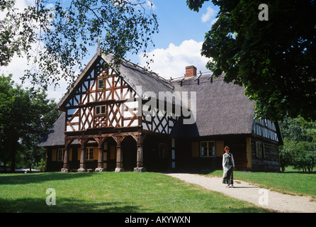 Open-air museum in Olsztynek per paese di tradizionale architettura di stile in masuria con un tipico mezzo in legno di costruzione. Foto Stock