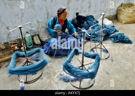 Donna tibetana con un arcaico ruota di filatura, la fabbricazione di tappeti, Shigatse, nel Tibet, Asia Foto Stock