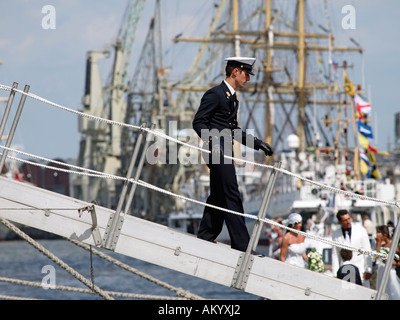 Uniformata officer del famoso Italian Tall Ship Amerigo Vespucci lo sbarco di Anversa in Belgio Foto Stock