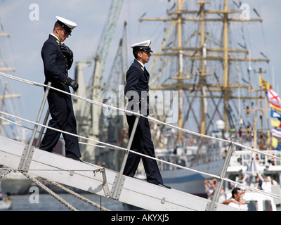 Due ufficiali in uniforme del famoso Italian Tall Ship Amerigo Vespucci lo sbarco di Anversa in Belgio Foto Stock