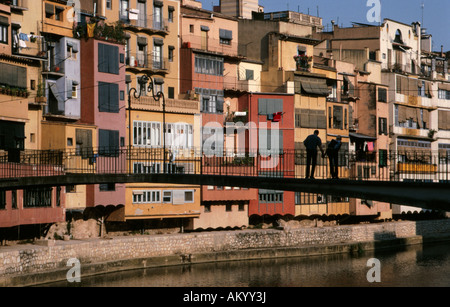 Un ponte pedonale che attraversa il fiume Onyar nel cuore di Girona Foto Stock
