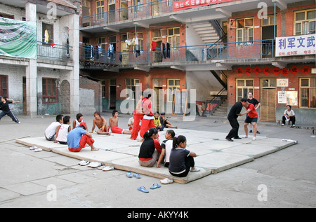 Gli allievi della formazione in schoolyard, Wuzhi Gong fu la scuola, Wuzhi Henan in Cina Foto Stock