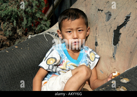 Bambino cinese in una vecchia poltrona, Wuzhi Gong fu la scuola, Wuzhi, Henan, Cina Foto Stock