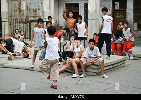 I bambini in Wuzhi Gong fu la scuola nella schoolyard, KungFu, Taiji, Wuzhi, Henan, Cina Foto Stock