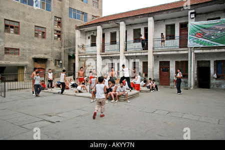 I bambini in Wuzhi Gong fu la scuola nella schoolyard, KungFu, Taiji, Wuzhi, Henan, Cina Foto Stock