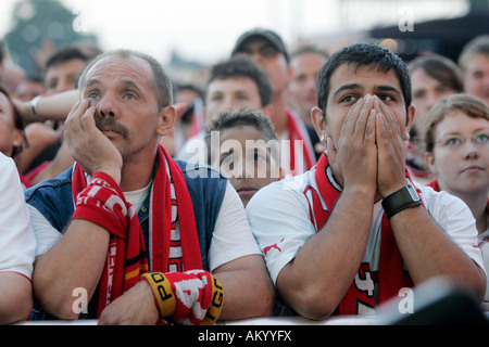Sconvolti i sostenitori del tedesco di calcio VfB Stuttgart dopo la loro squadra ha perso il tedesco della finale della Coppa di Germania Stuttgart Bad Foto Stock