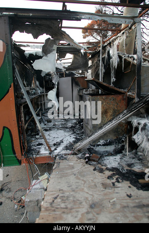 Grecia quattro settimane dopo l'incendio del Peloponneso. Un olocausto snack bar tra Kaiafa e Zacharo. Peloponneso, Grecia Foto Stock