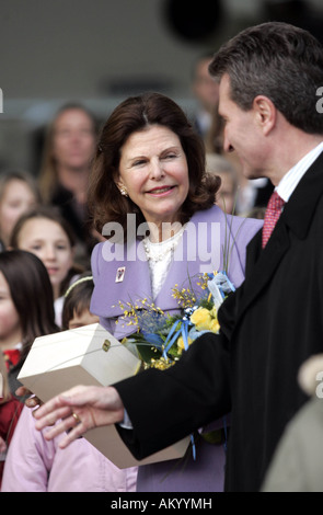 Regina Silvia di Svezia è accolto da Wuerttembergs Primo Ministro Guenther Oettinger all'Aeroporto di Stoccarda Stoccarda, Germania Foto Stock