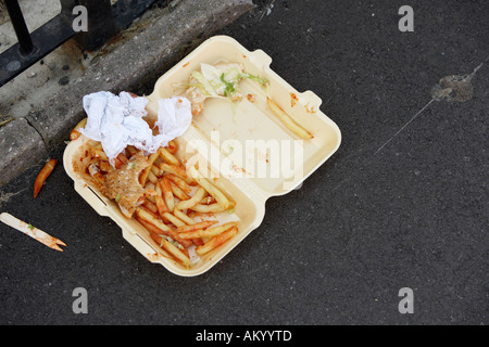 Scartato prendere via il cibo in una strada Foto Stock
