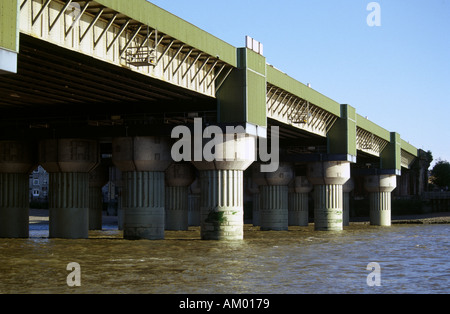 Ponte Ferroviario sul fiume Tamigi a Canon Street, Londra, Regno Unito Foto Stock