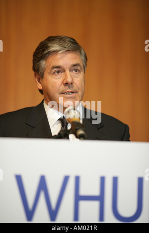 Il dott. Josef Ackermann, presidente del consiglio di amministrazione della Deutsche Bank AG parlando all'economia privata università W Foto Stock