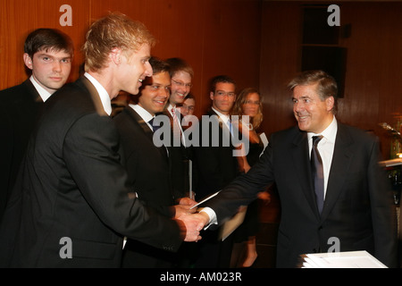 Il dott. Josef Ackermann, presidente del consiglio di amministrazione della Deutsche Bank AG, stringono le mani con gli studenti di economia Foto Stock