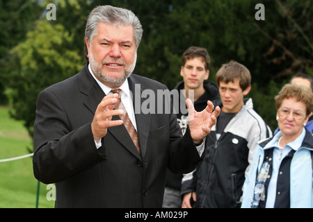 Kurt Beck, primo ministro della Renania Palatinato visitando la Arp-Museum in Roldandseck vicino a Remagen, Renania-Palatinato Foto Stock