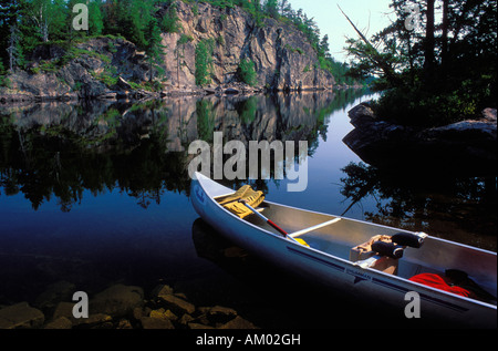 Canoa sul Lago di gabbiano in acque di confine canoa Area Wilderness BWCAW Minnesota Foto Stock