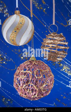 Festa di Natale Le sfere pendenti sulla composizione decorativa blu inverno sfondo con brillantini e stelle Foto Stock