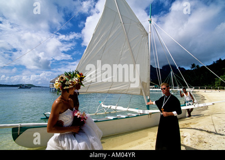 Francia, Polinesia francese, la società arcipelago delle Isole Sottovento, Bora-Bora, matrimonio celebrato su un outrigger polinesiana Foto Stock