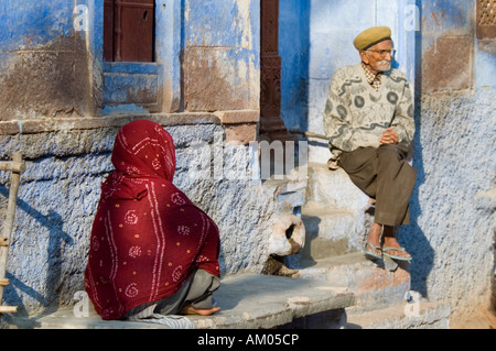 Una coppia di anziani resto nelle prime ore del mattino di sole in Jodhpur del mercato Girdikot, India. Foto Stock