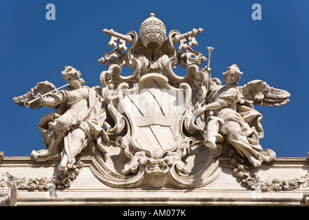 L'Arco di trionfo che si affaccia sulla fontana di Trevi Foto Stock