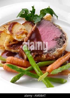 Una fetta di carne di manzo wellington con verdure Editoriale gourmet food Foto Stock