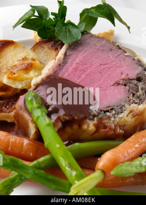 Una fetta di carne di manzo wellington con verdure Editoriale gourmet food Foto Stock