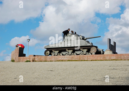 Inglese Sherman serbatoio, War Memorial, Westkapelle, Zeeland, Holland, Paesi Bassi Foto Stock