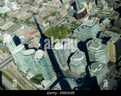 L ombra della CN Tower cade sulla città di seguito, vista dal Belvedere piano nella città di Toronto, Ontario Canada Foto Stock