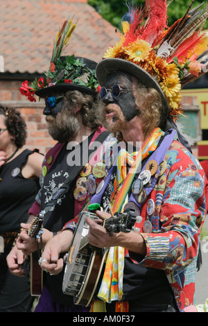 I membri di suino nero confine attendono il loro turno di danza. Foto Stock