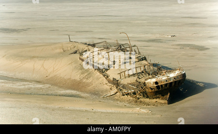 Relitto della nave di Eduard Bohlen presso la spiaggia del Namib Desert, antenna shot, Namibia, Africa Foto Stock