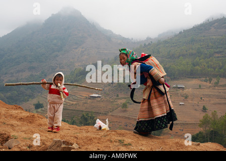 Donna e bambino Del Fiore Hmong Hill Tribe, può cau mercato, Vietnam Foto Stock