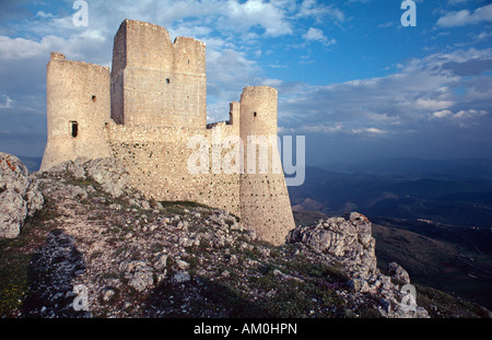 Rovina del castello nei pressi di Rocca di Calascio, Abruzzo, Italia Foto Stock