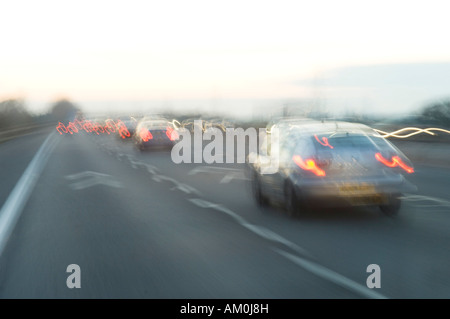 In rapido movimento di traffico autostradale in inverno al tramonto Foto Stock