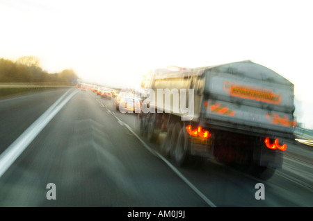 In rapido movimento di traffico autostradale in inverno al tramonto Foto Stock