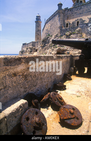 Spesse pareti in pietra e cannoni proteggere Castillo del di Morro fortezza che circonda la città vecchia di La Havana, Cuba. Foto Stock