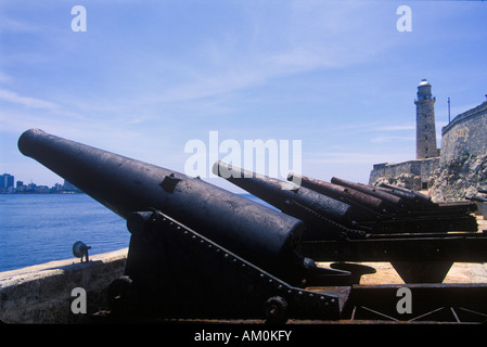 Spesse pareti in pietra e cannoni proteggere Castillo del di Morro fortezza che circonda la città vecchia di La Havana, Cuba. Foto Stock